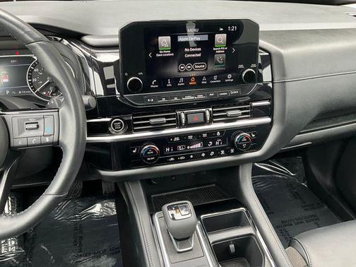 2023 Nissan Pathfinder SL 4WD