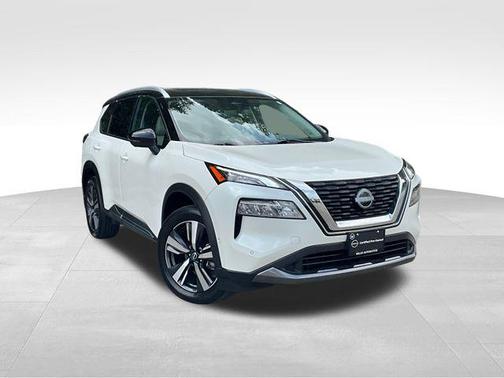 Pearl White Tricoat/Super Black 2023 Nissan Rogue SL