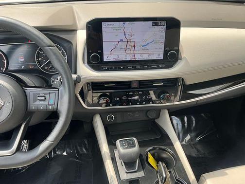 Pearl White Tricoat/Super Black 2023 Nissan Rogue SL