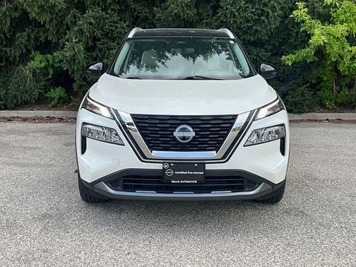 Pearl White Tricoat/Super Black 2023 Nissan Rogue SL