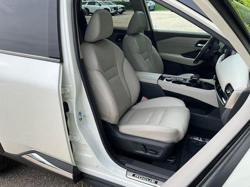 Pearl White Tricoat 2023 Nissan Rogue SL