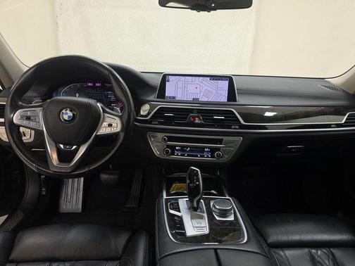 2022 BMW 740 i