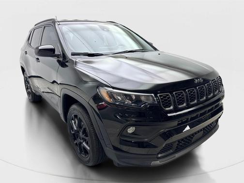 Diamond Black Crystal Pearlcoat 2025 Jeep Compass Latitude