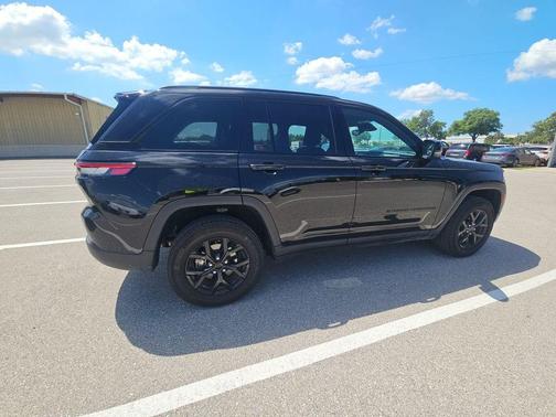 Diamond Black Crystal Pearlcoat 2024 Jeep Grand Cherokee Altitude