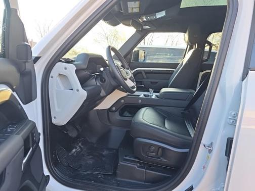 2025 Land Rover Defender 110 P300