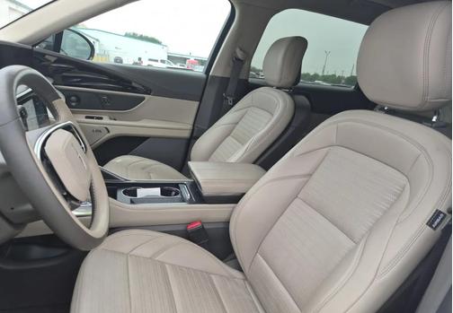 White Platinum Metallic Tri-Coat 2025 Lincoln Nautilus Reserve