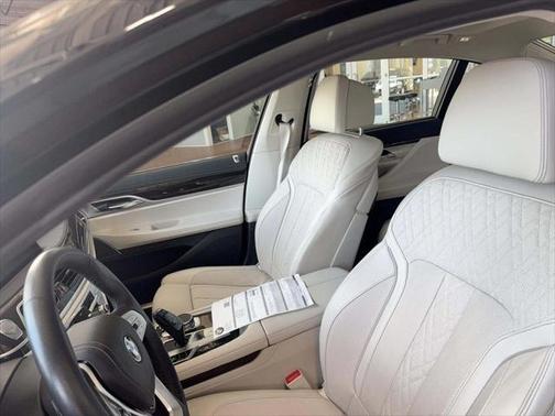 2022 BMW 740 i
