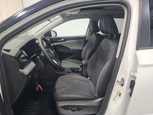 Pure White w/Deep Black Roof 2024 Volkswagen Taos 1.5T SE Black
