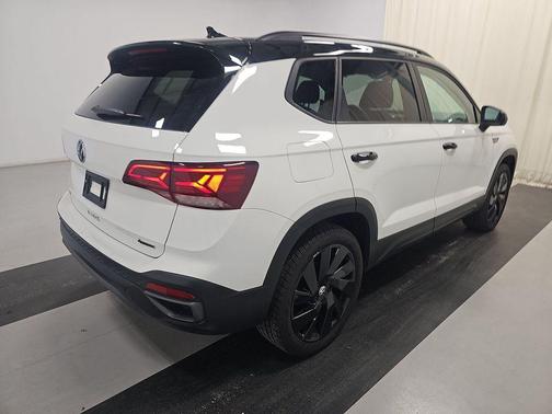 Pure White w/Deep Black Roof 2024 Volkswagen Taos 1.5T SE Black