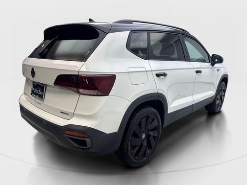 Pure White w/Deep Black Roof 2024 Volkswagen Taos 1.5T SE Black
