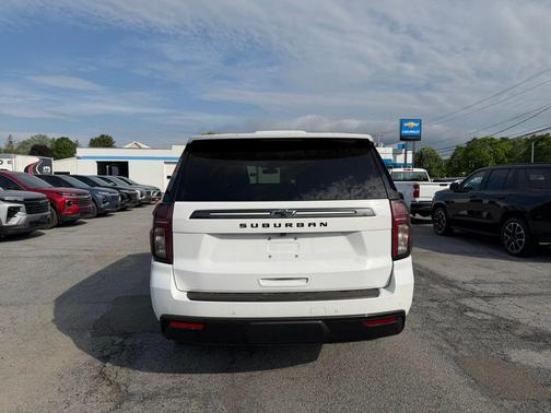 Summit White 2021 Chevrolet Suburban 4WD Z71
