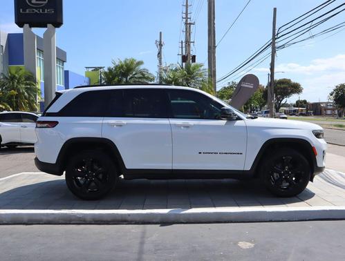 Bright White Clearcoat 2024 Jeep Grand Cherokee Altitude