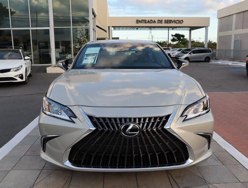 Moonbeam 2025 Lexus ES 300h Base