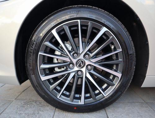 Moonbeam 2025 Lexus ES 300h Base
