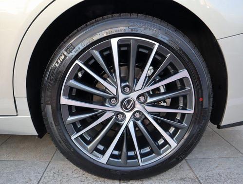 Moonbeam 2025 Lexus ES 300h Base