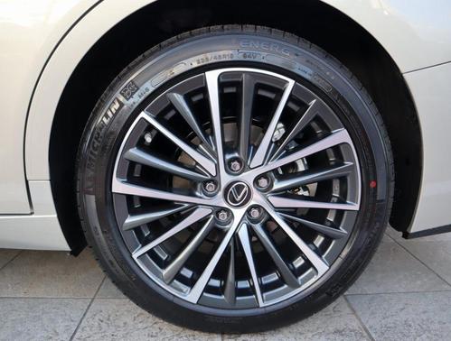 Moon 2025 Lexus ES 300h Base