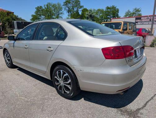 Silver Metallic 2014 Volkswagen Jetta Auto SE