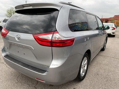 2016 Toyota Sienna LE