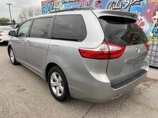 2016 Toyota Sienna LE