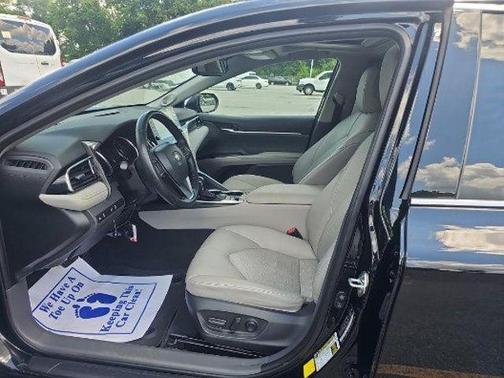 2022 Toyota Camry Hybrid XLE