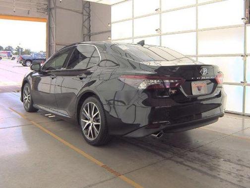 2022 Toyota Camry Hybrid XLE