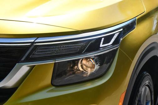 Starbright Yellow/Black Roof 2022 Kia Seltos S