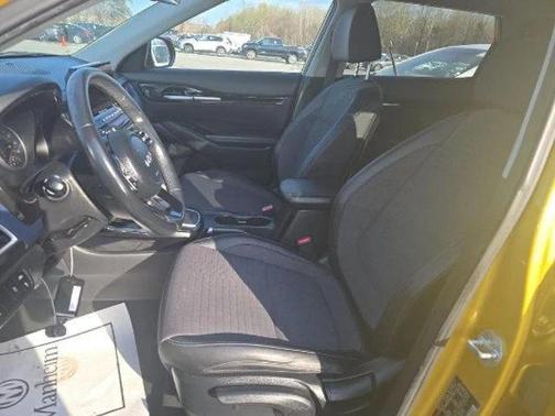 Starbright Yellow/Black Roof 2022 Kia Seltos S