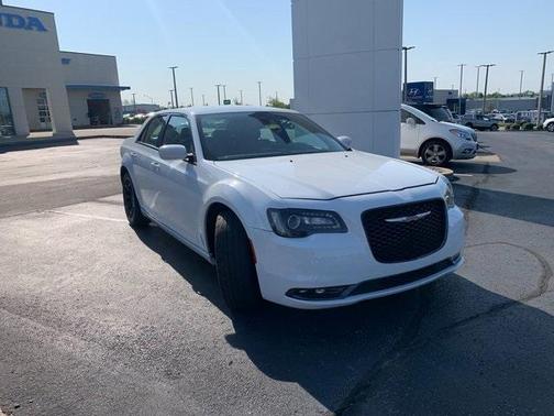 Photo 5 of 32 of 2020 Chrysler 300 S