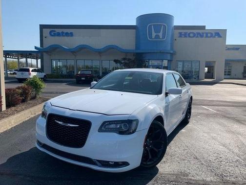 Photo 2 of 32 of 2020 Chrysler 300 S