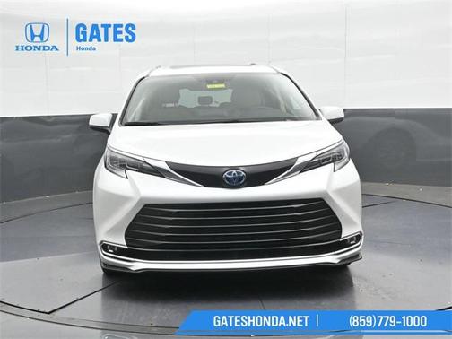 2024 Toyota Sienna XLE 8 Passenger