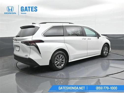 2024 Toyota Sienna XLE 8 Passenger