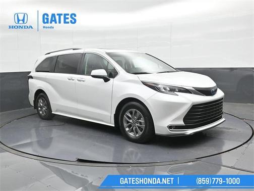 2024 Toyota Sienna XLE 8 Passenger
