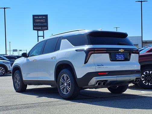 Summit White 2024 Chevrolet Traverse LT