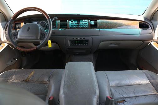 Silver Frost Clearcoat Metallic 2001 Lincoln Town Car Signature