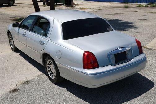 Silver Frost Clearcoat Metallic 2001 Lincoln Town Car Signature