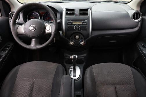 Super Black 2014 Nissan Versa 1.6 SV