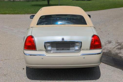 2004 Lincoln Town Car Ultimate