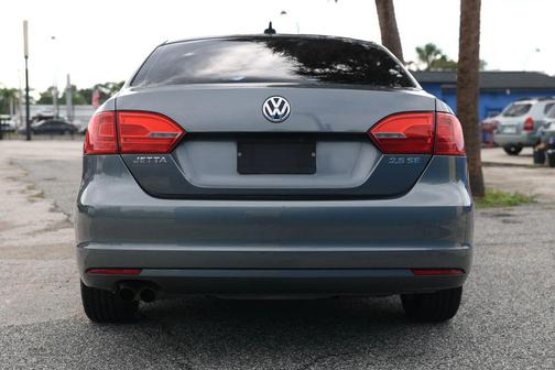 Gray 2012 Volkswagen Jetta SE