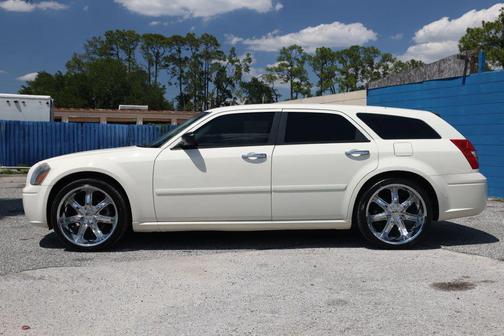 Cool Vanilla Clearcoat 2005 Dodge Magnum SE