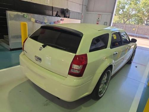 Cool Vanilla Clearcoat 2005 Dodge Magnum SE