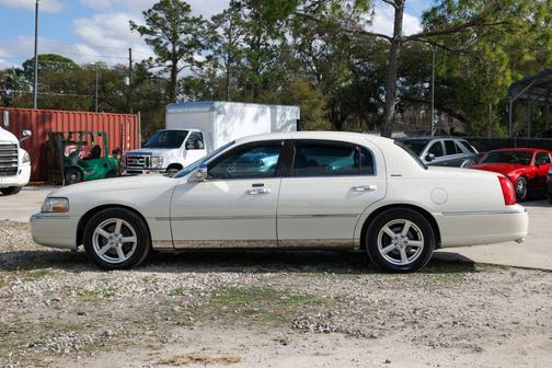 2003 Lincoln Town Car Executive