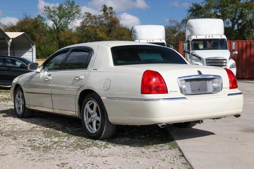 2003 Lincoln Town Car Executive
