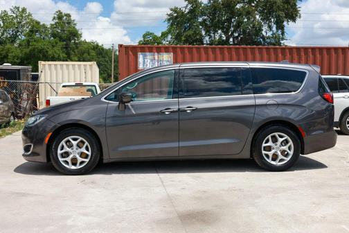 Granite Crystal Metallic Clearcoat 2018 Chrysler Pacifica Touring Plus