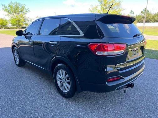 Black 2016 Kia Sorento L