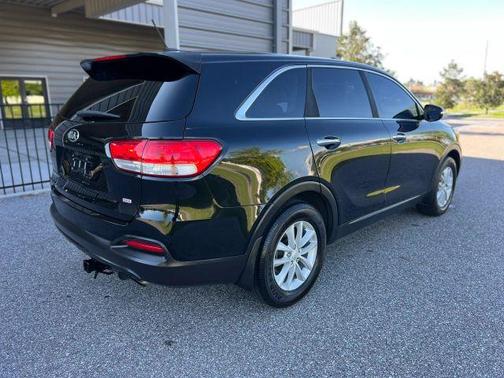 Black 2016 Kia Sorento L