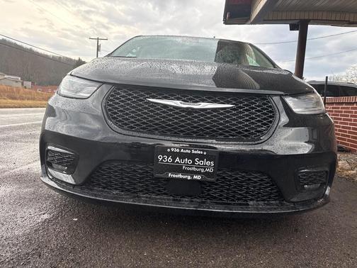 Diamond Black Crystal Pearlcoat 2024 Chrysler Pacifica Touring L