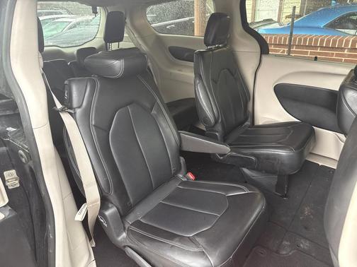 Diamond Black Crystal Pearlcoat 2024 Chrysler Pacifica Touring L