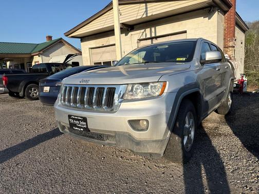 Bright Silver Metallic Clearcoat 2011 Jeep Grand Cherokee Laredo