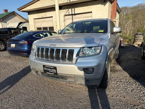 Bright Silver Metallic Clearcoat 2011 Jeep Grand Cherokee Laredo