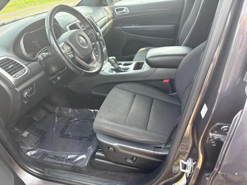 Granite Crystal Metallic Clearcoat 2019 Jeep Grand Cherokee Laredo